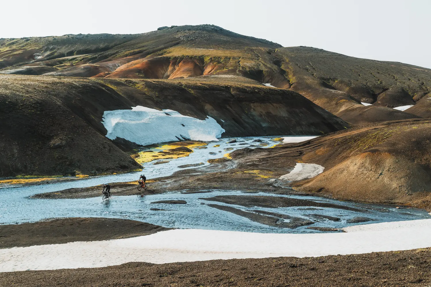 Two gravel riders on a rocky descent in the Icelandic highlands